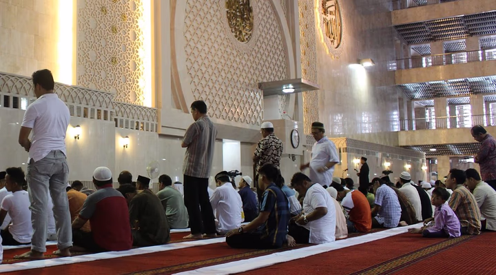 Hukum Imam Atau Makmum Langsung Pergi Setelah Salam